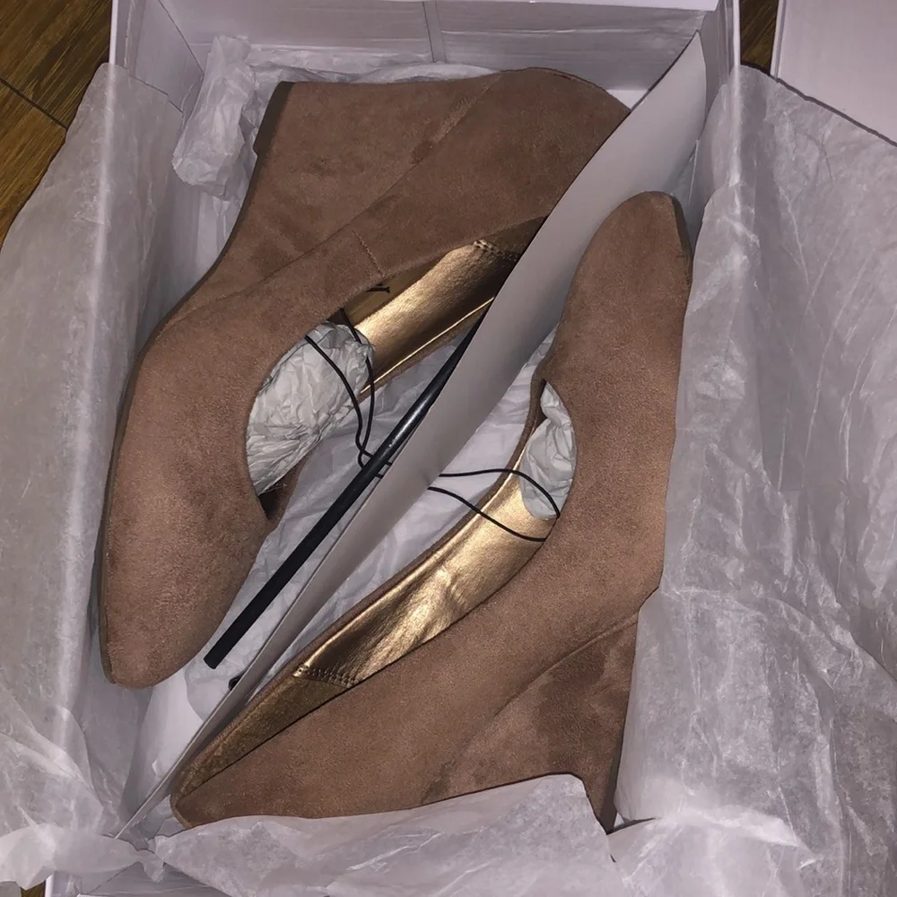 Nude Camel Taupe Pointy Almond Toe Single Sole Wedge Pump 8 - Picture 2 of 3